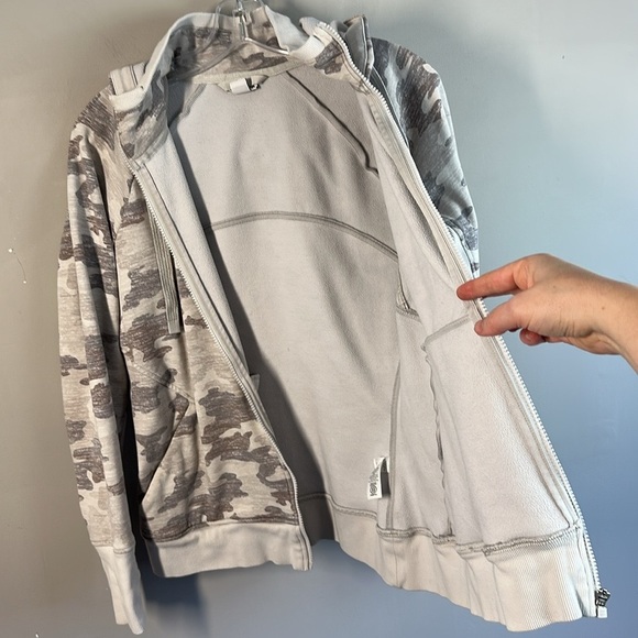 Athleta Womens Triumph Printed Hoodie in Grey Gypsum Camo Size Large Thumb Holes - Picture 7 of 16